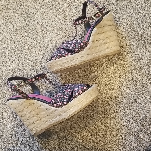 American Eagle | Floral Wedges - Picture 2 of 7